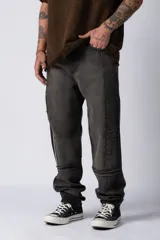 Pantalón jean gris oscuro de corte mom, tiro medio y lavado oxidado.