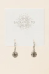 Aros colgantes plateados con forma de argolla con strass y dije redondo con diseño de brújula con strass.