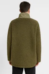 Buzo manga larga de poliéster color verde oliva, con cuello alto con cierre de cremallera y bolsillo tipo canguro.