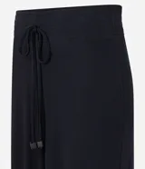 Pantalón pantacourt negro de viscosa con lazo en la cintura.