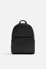 Mochila negra con acabado grabado, compartimento principal con cierre de cremallera, bolsillo interior con cremallera, bolsillo frontal con cremallera, asa de mano, dos asas de hombro ajustables, parte posterior acolchada y banda de sujeción para equipaje.