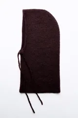 Capucha tejida de punto canalé color borgoña con cordones ajustables a tono.