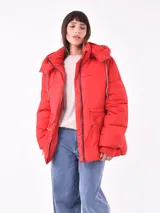Campera puffer roja con capucha, cierre frontal con cremallera y bolsillos laterales con cierre.