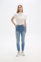 Pantalón de jean azul de tiro alto, corte skinny y cinco bolsillos.