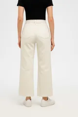Pantalón jean color crudo, de corte ancho y tiro alto.