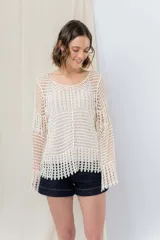 Sweater tejido calado color crudo, con escote amplio y mangas largas con caída relajada.