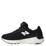 Championes New Balance Athletic Fresh de color negro con detalles en blanco en la entresuela y el logo.