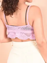 Crop top tejido al crochet color lila, con breteles finos y escote en V.