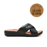 Sandalia de cuero negra con tiras cruzadas, plantilla acolchada color beige y suela de goma negra.