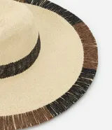 Sombrero de playa de paja color beige con cinta negra y ala ancha con pespuntes.