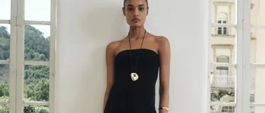 Top negro sin mangas, con escote palabra de honor y diseño recto. Confeccionado en tejido de punto fino.