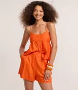 Short de corte sastre color naranja, confeccionado en mezcla de lino y viscosa. Presenta cintura alta con pliegues frontales, bolsillos laterales y ruedo plegado.