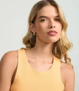 Top cropped sin mangas, color marrón oscuro, de corte ajustado al cuerpo y cuello redondo. Presenta textura acanalada.