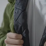 Campera negra de pana con cuello camisero, cierre frontal con botones a presión, dos bolsillos de parche en el pecho y corte recto.