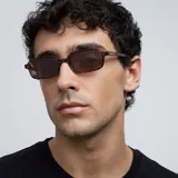 Gafas de sol rectangulares con montura carey y lentes marrones.