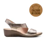 Sandalias de cuero negro con plataforma baja y tira ancha sobre el empeine. Ajuste con velcro en la tira trasera.
