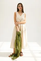 Vestido midi azul marino, de corte suelto, con escote en V y breteles anchos.