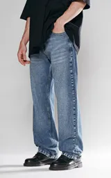 Pantalón de denim celeste con calce wide leg y cinco bolsillos.