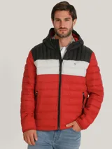 Campera acolchada Tommy Hilfiger tricolor: negro en la parte superior, blanco en el centro y rojo en la parte inferior. Tiene capucha, cierre frontal con cremallera, dos bolsillos laterales con cremallera y logo de la marca bordado en el pecho.