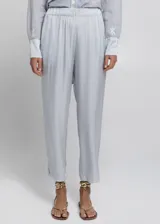 Pantalón cropped color gris claro, de corte recto y cintura elastizada.