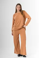 Pantalón palazzo camel de morley de vara ancha en algodón y viscosa con bolsillos y cintura elastizada.