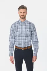 Camisa de hombre a cuadros rojos, azules y blancos, de manga larga y corte clásico.