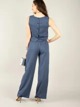 Pantalón recto color marrón claro, con cintura elástica regulable y bolsillos delanteros.