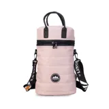 Matera estilo mochila color negro, confeccionada en nylon combinado con símil cuero. Cuenta con tapa con cierre metálico, bolsillo interno, asas y correa extensible.