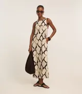 Vestido midi evasé sin mangas, confeccionado en viscolino con 30% de lino. Presenta un estampado abstracto con formas irregulares en tonos degradé.
