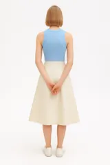Falda midi evasé color beige, confeccionada en lona.