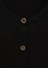 Chaleco negro de punto fino con cuello redondo, sin mangas, diseño entallado y cierre frontal con botones.