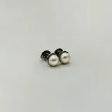 Par de caravanas de plata 925 con perlas de río blancas de 5.5mm de diámetro y cierre de rosca.