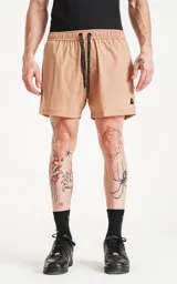 Short de baño color beige con cintura elástica y cordón ajustable. Cuenta con tres bolsillos y un parche con logo en la pierna izquierda.