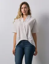 Blusa estampada con cuello con solapa y escote en V. Delantera cruzada con abertura simulada. Largo de espalda mayor a largo delantero.