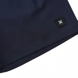 Bermuda de baño de color azul marino liso, con cintura elástica ajustable mediante cordón. Presenta un pequeño logo rectangular negro en la parte inferior derecha de la pierna.