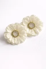 Caravanas de flor de tela roja con centro de resina y strass.