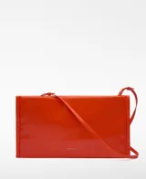 Bolso de mano rectangular color naranja brillante, con asa de mano y asa larga regulable extraíble. Tiene un compartimento con cierre magnético y logo grabado.
