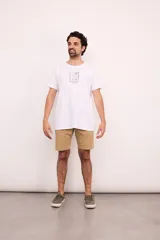 Bermuda de gabardina color verde oliva, con bolsillos laterales y traseros. Cierre frontal con botón y cremallera.