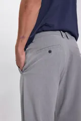 Pantalón de vestir gris claro, de corte recto y tiro medio, con bolsillos laterales y traseros.