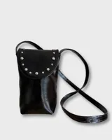 Porta celular negro de cuero charol con correa larga para colgar y detalle de tachas plateadas.