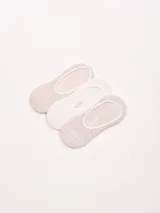 Pack de tres pares de medias invisibles en tonos neutros: beige, blanco y gris claro.