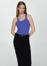 Musculosa azul de punto canalé con cuello redondo y tirantes finos.