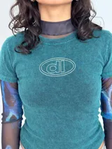 Remera corta de algodón en color gris oscuro, con logo bordado en el pecho y diseño cómodo.