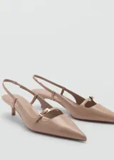 Zapato de tacón con diseño elegante y punta afilada, color negro.