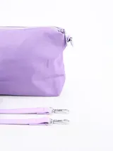 Bandolera lila con cierre superior y borla de cordones de colores.