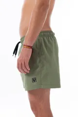 Short de baño verde militar con cintura elástica ajustable con cordón negro, bolsillos laterales y bolsillo trasero con cierre.