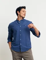 Camisa de lino color beige, de cuello mao y manga larga.