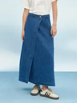 Falda larga de jean azul, con corte evasé y diseño cruzado.