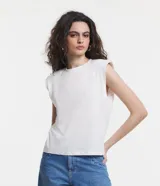 Musculosa blanca de media malla con cuello redondo y hombreras.