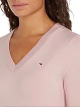 Sweater Tommy Hilfiger de punto color rosa, con cuello en V y logo bordado en el pecho.
